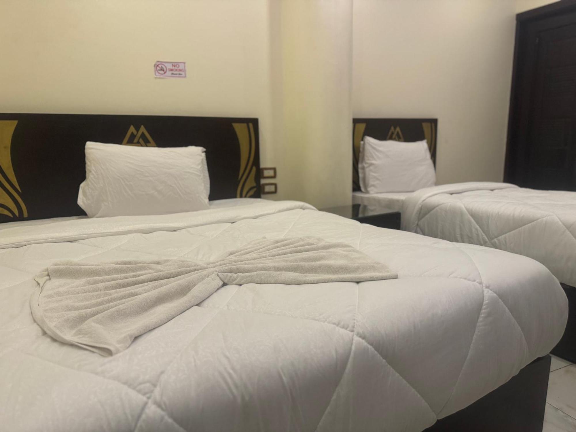 Pyramids And Sphinx Hotel Kafrat al Jabal Екстер'єр фото